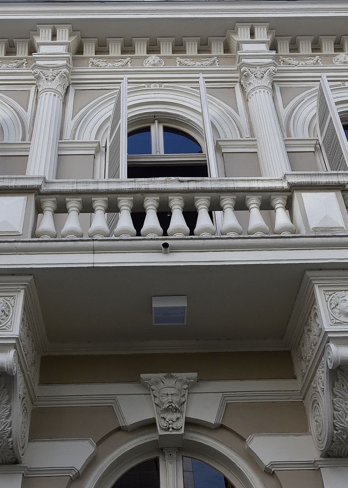 Detalhe da fachada do prédio do MIS-PR
