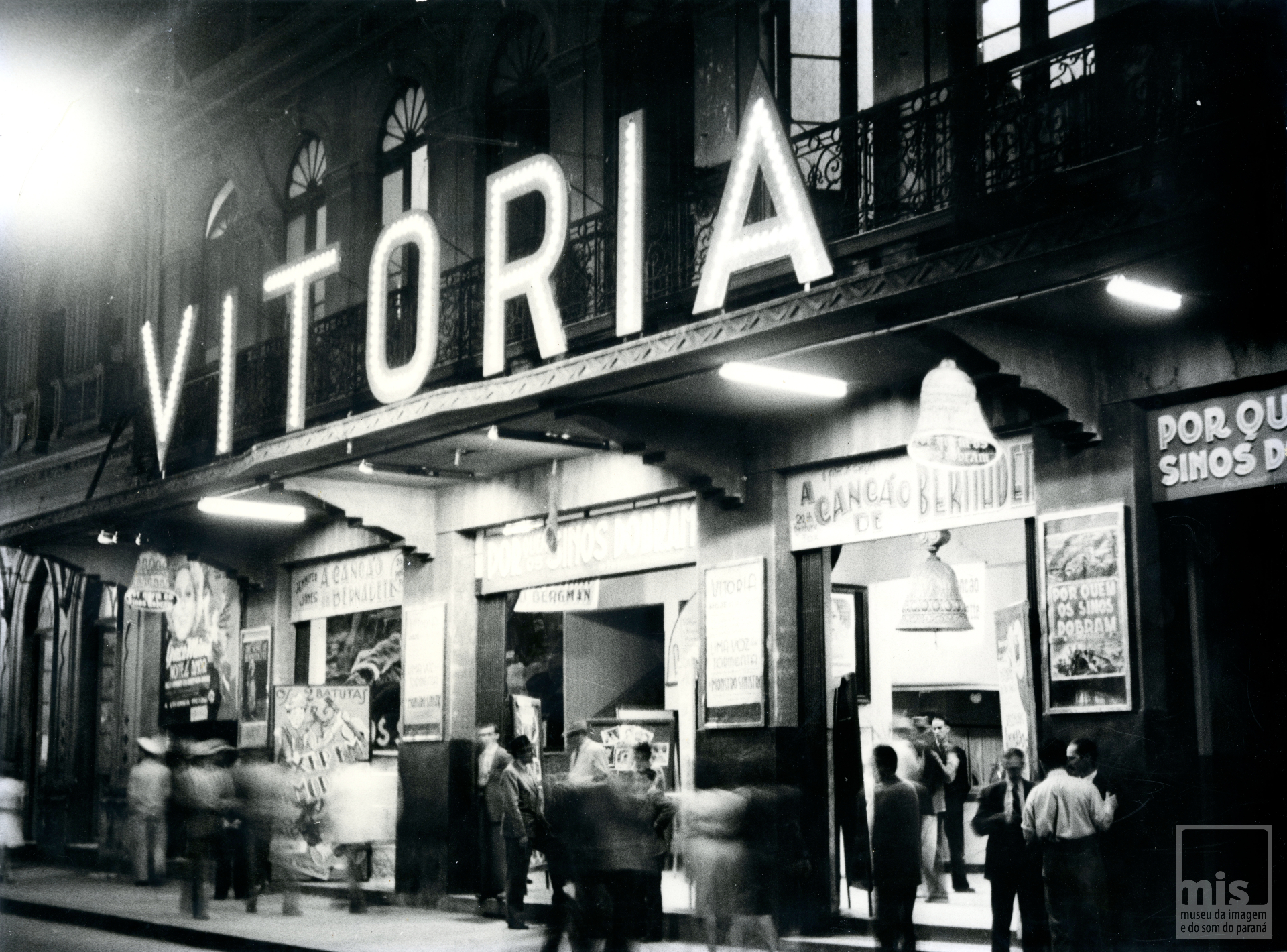 Fachada do Cine Vitória, na Rua XV de Novembro, Curitiba, década de 1940
