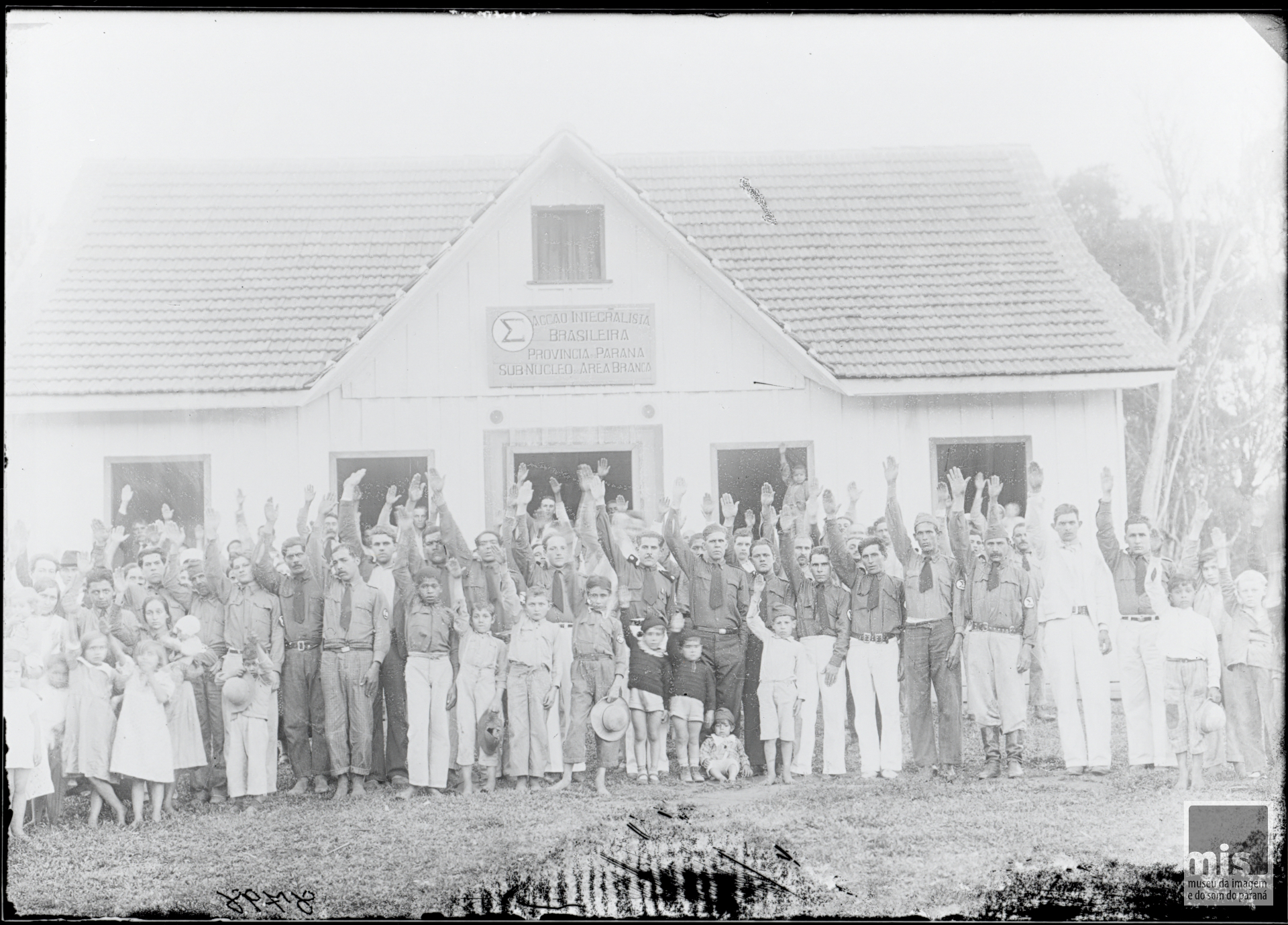 Integralistas, movimento fascista brasileiro, fazem o "anauê", na região da Lapa no Paraná, década de 1930 (Coleção Guilherme Glück)