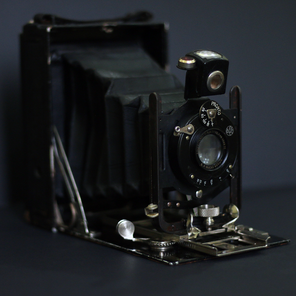 Modelo AGC Prontor de 120mm da década de 30, câmera fotográfica de fole produzida na Alemanha por Alfred Gauthier de Calmbach