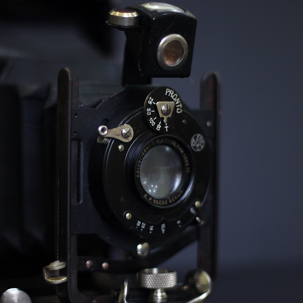 Modelo AGC Prontor de 120mm da década de 30, câmera fotográfica de fole produzida na Alemanha por Alfred Gauthier de Calmbach
