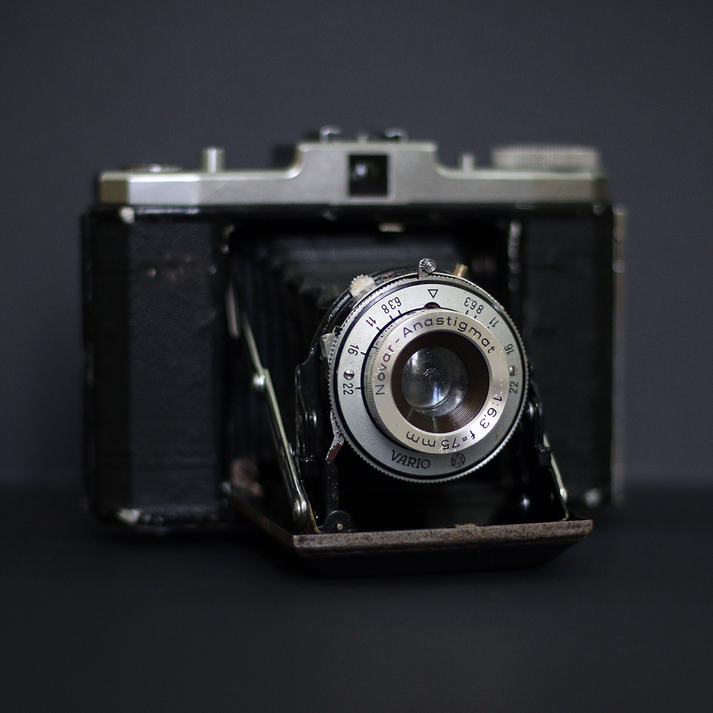 Nettar 518/16 120mm, produzida entre 1949 e 1957 e destinada a fotógrafos amadores; o nome se refere à série produzida pela Zeiss Ikon (Cicely Salamunes)