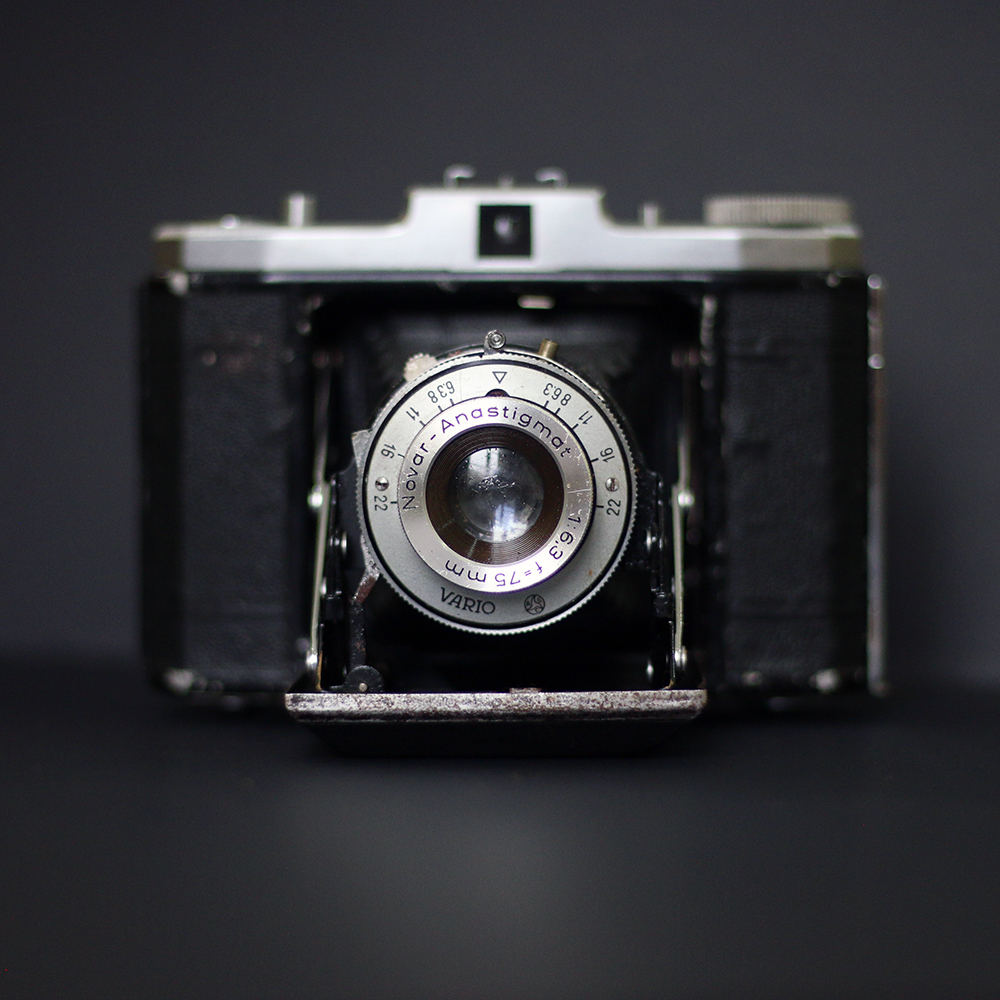 Nettar 518/16 120mm, produzida entre 1949 e 1957 e destinada a fotógrafos amadores; o nome se refere à série produzida pela Zeiss Ikon (Cicely Salamunes)