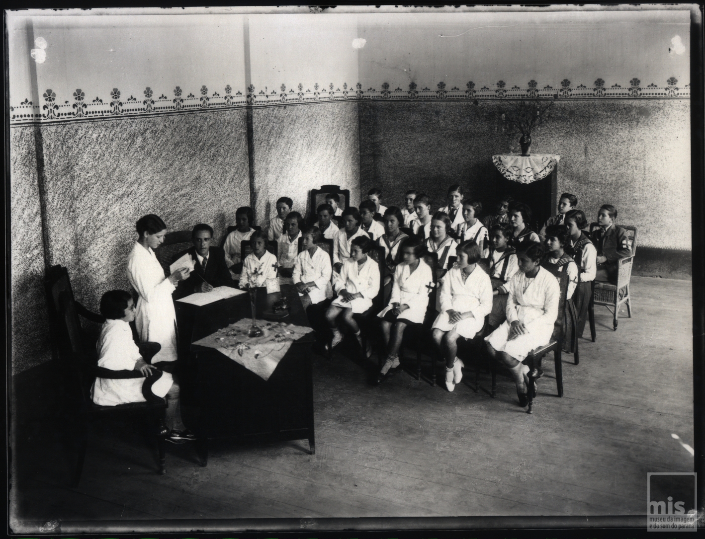 Professora e alunas em sala de aula