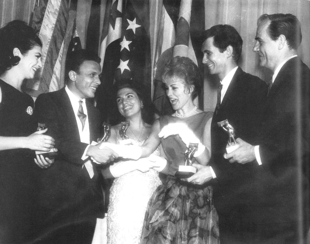Da esquerda para a direita: Irma Alvarez, Jece Valadão, Vanja Orico, Janet Leigh, Anthony Perkins e Karl Malden. Foto: Acervo/MIS-PR