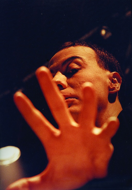 Guilherme Weber no espetáculo Cartas Para Não Mandar, de Felipe Hirsch. A foto é de Milla Jung.