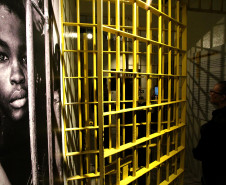 MIS-PR reabre exposição “Desse Lado do Muro” com temporada prorrogada para 2026. Foto: Anderson Tozato/SEEC