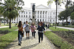 Passeio guiado passa por locais icônicos do centro, como o prédio histórico da UFPR. 
