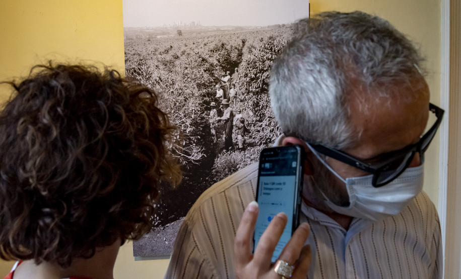 Deficiente visual interage com as obras da exposição