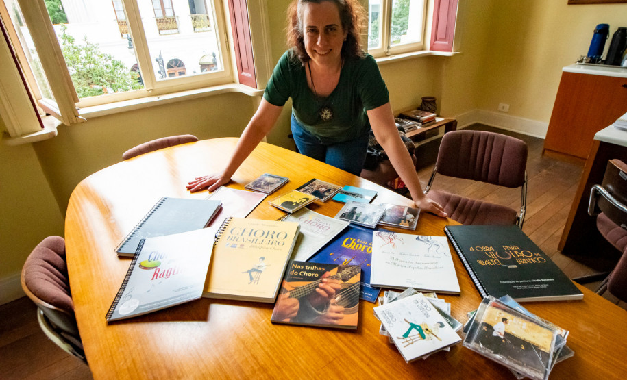 Exposição de Choro no MIS-PR tem coleção de materiais históricos e culturais. Na foto, Ana Paula Peters e Mirele Camargo, diretora do MIS-PR