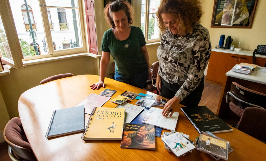 Exposição de Choro no MIS-PR tem coleção de materiais históricos e culturais. Na foto, Ana Paula Peters e Mirele Camargo, diretora do MIS-PR