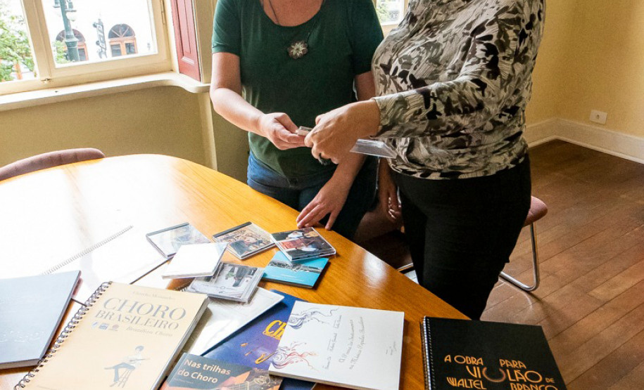 Exposição de Choro no MIS-PR tem coleção de materiais históricos e culturais. Na foto, Ana Paula Peters e Mirele Camargo, diretora do MIS-PR