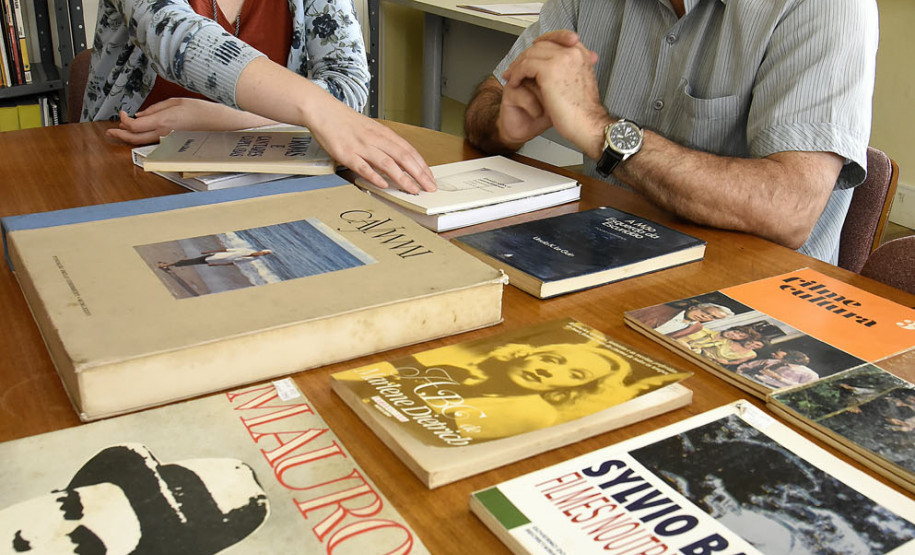 Biblioteca do Museu da Imagem e do Som do Paraná (MIS-PR).
